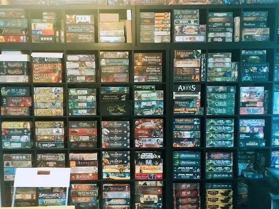 几乎每间桌游室都有这样一个展柜