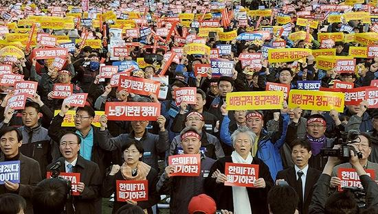 2011年11月13日，韩国首尔，韩国民众抗议韩美自贸协定。图片来源：东方IC