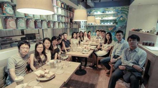 唐立奇(左一)组织的第一场聚会。