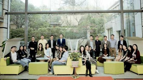 2015年春季的聚会合影。唐立奇每次都会选择环境比较好的地方。