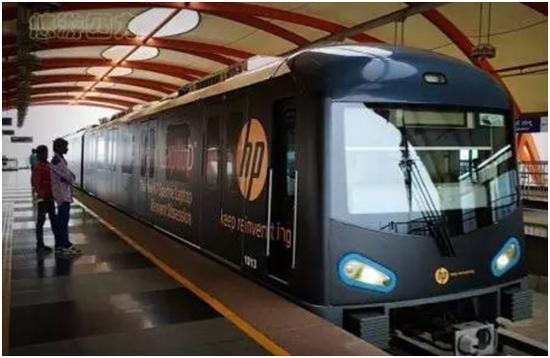 印度地铁内部，已经不需要外挂了。