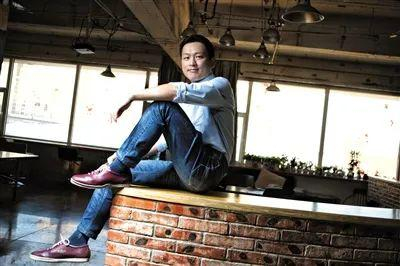 姬十三，本名嵇晓华，40岁。科学松鼠会、果壳网创办人。他希望科学流行起来，倡导将人们头脑中的知识交易、变现。 新京报记者 王嘉宁 摄