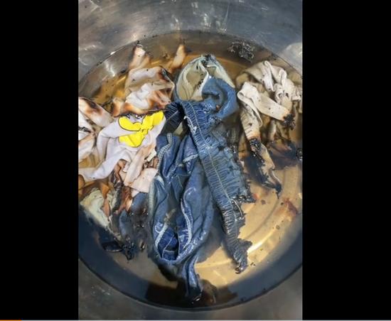 河北廊坊,穿着放不锈钢盆里2小时被晒冒烟。图/视频截图