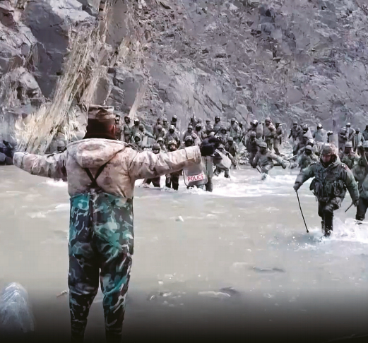 ·2020年6月18日，祁发宝在中印边境对峙中张开双臂，阻拦外军。（视频截图）