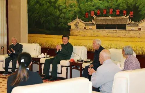 2014年10月31日，习近平专程来到福建省上杭县古田镇，出席正在这里召开的全军政治工作会议。图为习近平接见老红军、军烈属和“五老”同志代表。新华社记者 李刚 摄&nbsp;