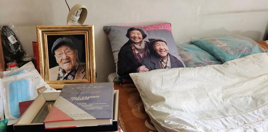 夫人照君的卧室依旧保持原样，两人的形象还被印在靠枕上。澎湃新闻记者 王诤 摄