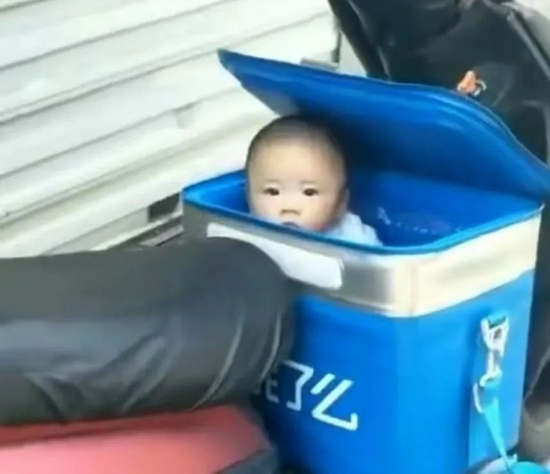  外卖送餐员爸爸背上的女儿。受访人供图