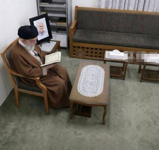 哈梅内伊遇袭身亡前最后画面披露，办公室监控摄像头所拍，“几小时后其在办公室工作岗位上殉职”_乐游天下