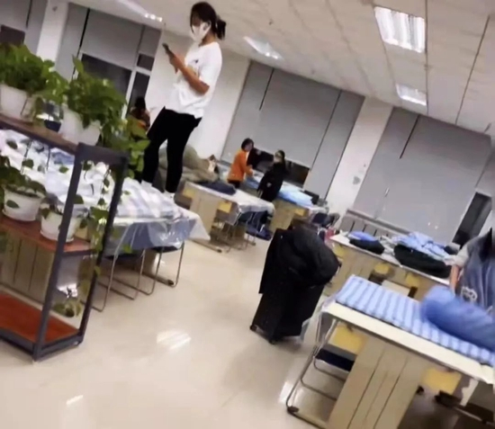 　　3月7日开始，部分密切接触者被暂时安置在校图书馆里，学生自带被褥，直到9号晚上撤离。（受访者供图）