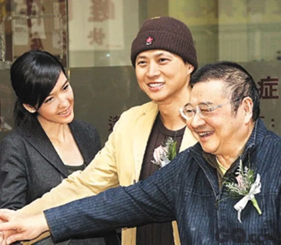 倪匡和儿子倪震、儿媳周慧敏&nbsp;↑