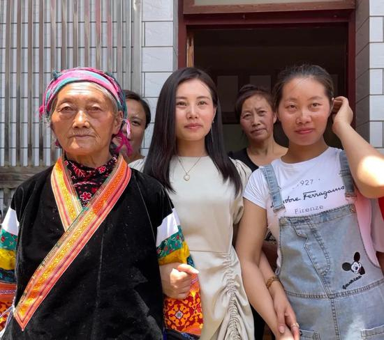  李素燕（中）和外婆（左）、亲姐姐杨桑英（右） 新京报记者 王清以 摄