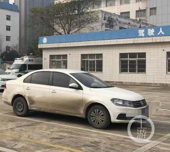 ▲涉案车辆目前停在黄梅县公安局刑侦大队后院。摄影/上游新闻记者 牛泰