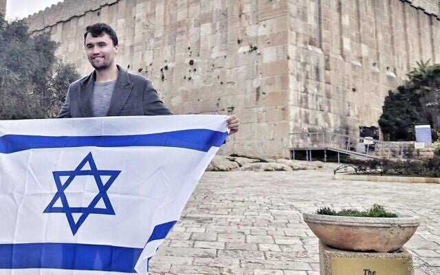 一張未注明日期的照片顯示，柯克在約旦河西岸手舉以色列國旗。被刺圖源：以媒報道配圖