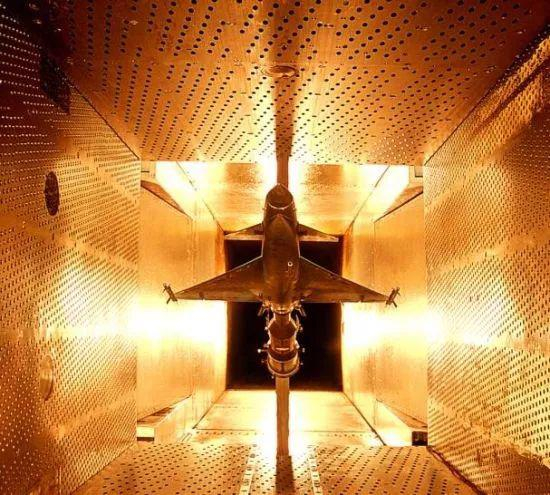 “歼十”在1.2米×1.2米风洞做试验（2015年）新华社 发