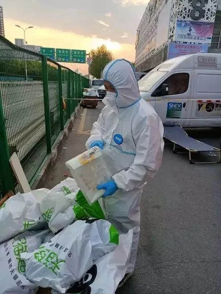 今日落日余晖下，快递员还在忙着配送。采访对象提供（下同）