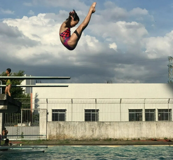  在湛江市体育运动学校练习跳水的全红婵。受访者供图