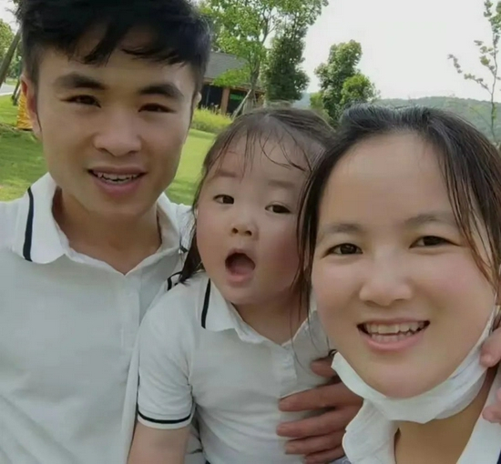  李园园家一家三口留影。受访人供图