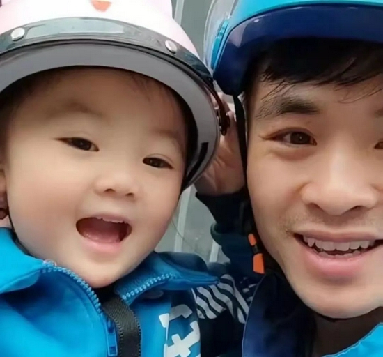  送餐时，李霏儿穿着父母特意改小的、和爸爸同款的“工服”。受访人供图