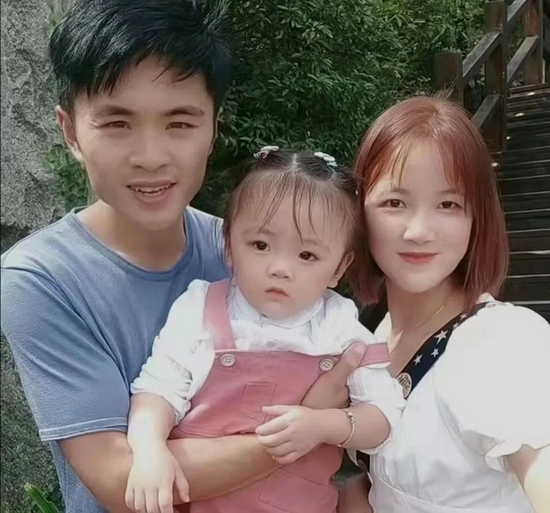 李园园家一家三口留影。受访人供图