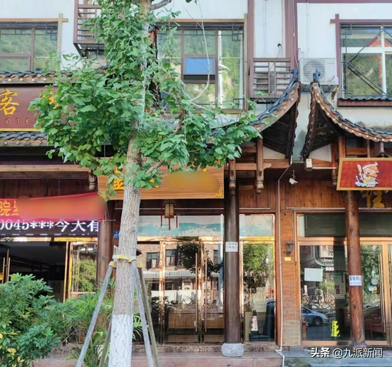 △客栈门口柱子上贴着门面转让 图|武汉晨报 徐鸣