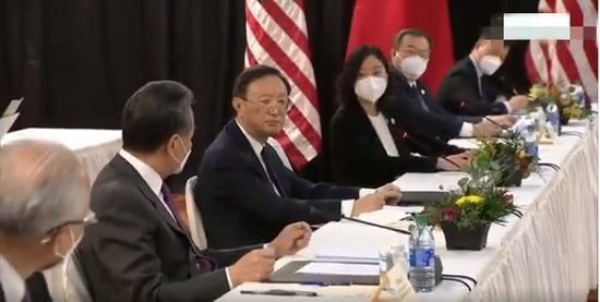  ·张京（右三）在对话现场。（视频截图）