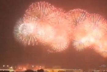 北京夜空被盛大绚丽烟火照亮