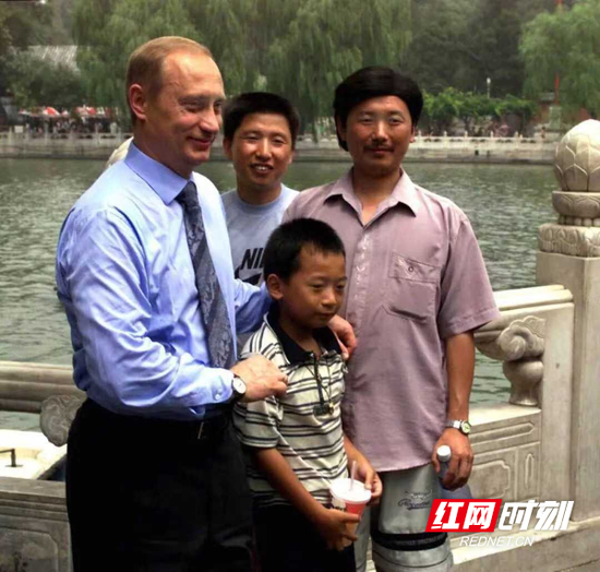 普京总统（左）与彭湃（中）合影。受访者供图