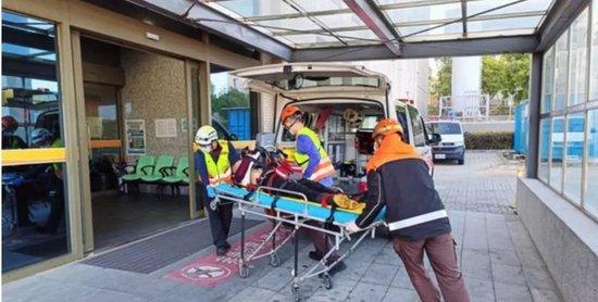  涉事大陆船只上4人落海，船上人员被送医抢救 图自台湾ETtoday新闻云报道配图