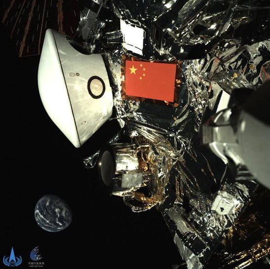 2025年10月1日，国家航天局发布行星探测工程天问二号任务探测器在轨飞行期间获取的探测器与地球合影图像。新华社发（国家航天局供图）