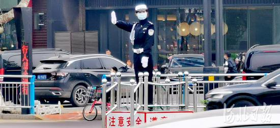 邢台市一招岗，女子骑警机动中队队员上岗指挥交通。河北日报通讯员霍勇摄
