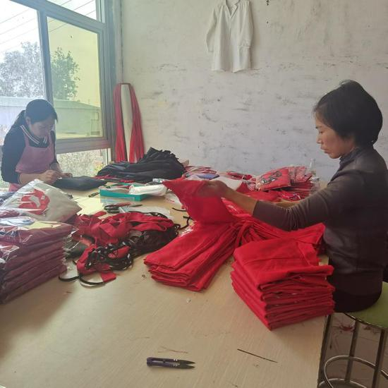 丁楼村一家企业正在赶制儿童节表演服。