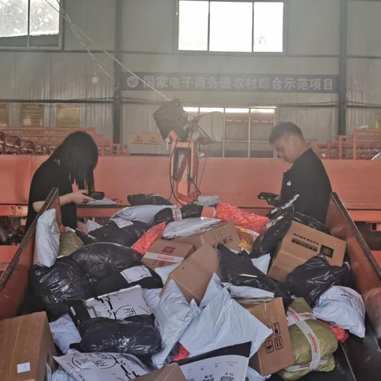 “六一”儿童节销售旺季前，大集镇上一家快递集散点包裹堆成了小山。 本文图片均 杨书源 摄