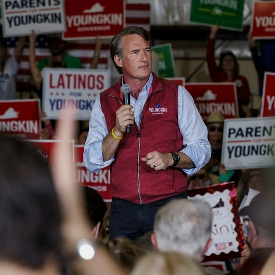 ▲&nbsp;2021年11月2日，美国举行多场地方选举。在备受瞩目的弗吉尼亚州州长选举中，共和党籍候选人扬金胜选。这是共和党人时隔12年再次夺回州长之位。