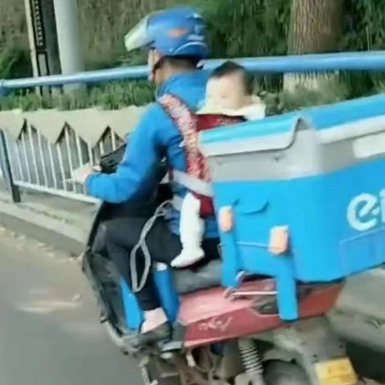  外卖送餐员爸爸背上的女儿。受访人供图