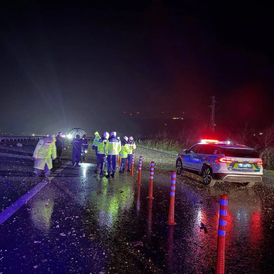  F-16坠毁现场，战机残骸散落在附近。 图源：沙特《中东报》