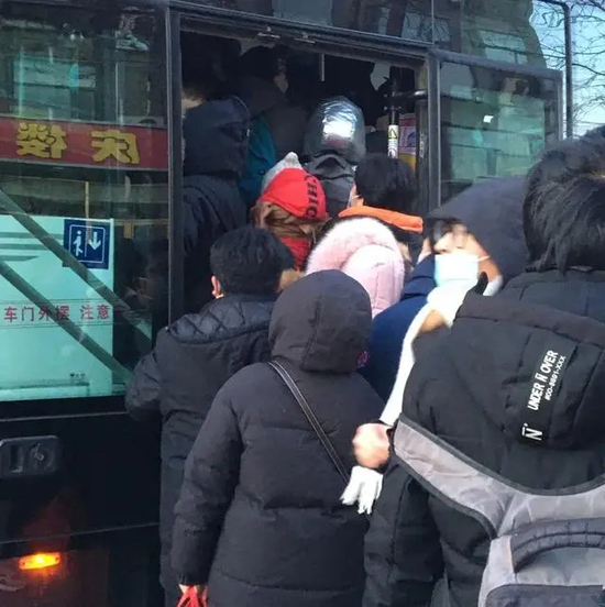 白庙收费站进京方向，拼命挤公交车的乘客。