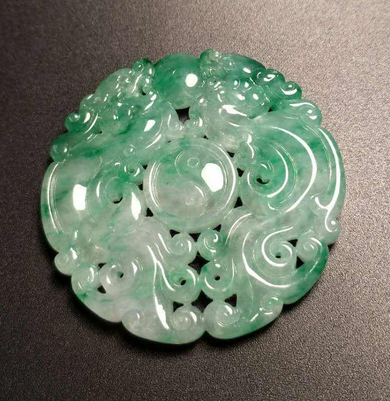 “双龙戏珠镂空佩”是王彬的获奖作品之一。