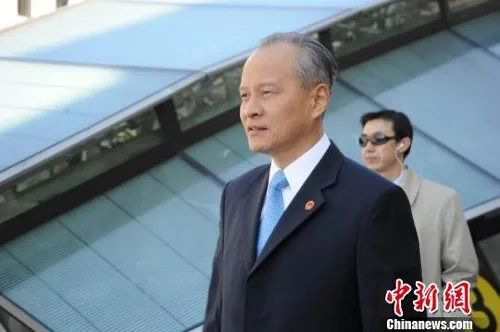  2013年4月2日，中华人民共和国新任驻美利坚合众国特命全权大使崔天凯抵达华盛顿履新。图片来源 | 中国新闻网