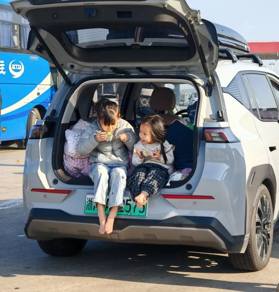  刘先生的两个女儿 受访者供图