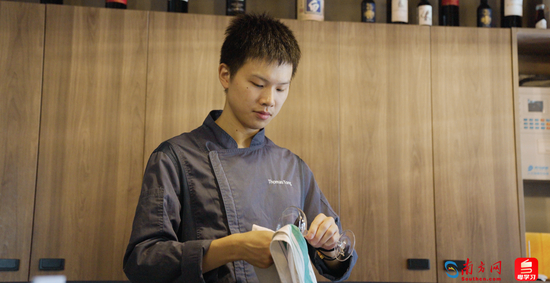 汤智豪从小在西关长大，十分喜欢骑楼。