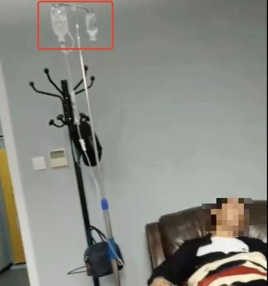 △&nbsp;马荣的父亲接受NK细胞治疗，受访者供图