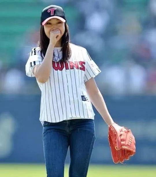 161016 LG Twins First Pitch, TWICE Mina