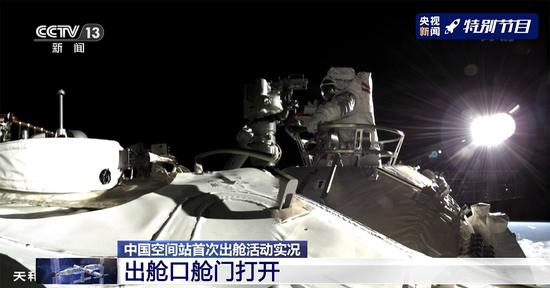 　　截至11时02分，航天员刘伯明、汤洪波已先后从天和核心舱节点舱成功出舱。刘伯明出舱后的第一句话是：“哇，这外面太漂亮了！”