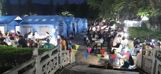 学生在空地上自习。图/陈威敬摄