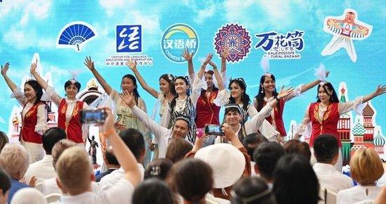 2025年8月6日,上合国家青年学生在天津共同表演舞蹈节目。当日,“上合之约·丝路津彩”上合国家青年学生“万花筒”文化市集在天津庆王府举行。新华社记者 李然 摄