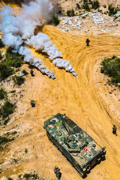 陆军第73集团军某旅“强军精武红四连”组织官兵开展连贯战术训练（2023年5月30日摄）。新华社发（刘志勇 摄）