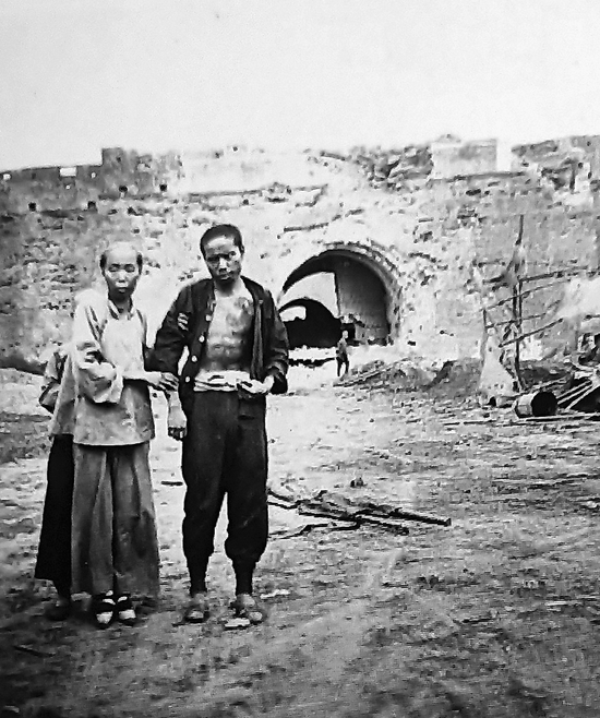 1937年，在宛平城被贝熙叶救治的男子和他的母亲