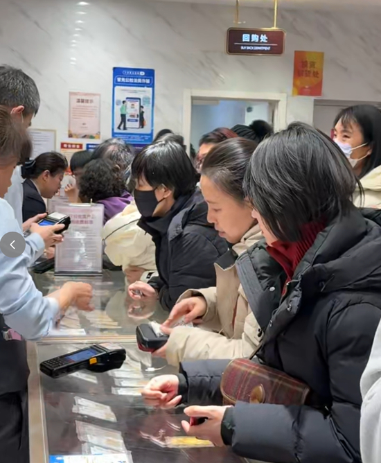 “菜百”黄金回购处的情景，来源：21世纪经济报道 记者张欣拍摄