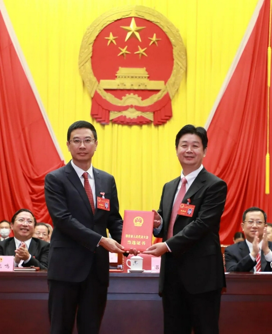  ▲ 市委书记、市人大常委会主任、大会执行主席吕玉印为新当选的肇庆市人民政府市长许晓雄颁发当选证书。西江日报记者 刘春林 摄