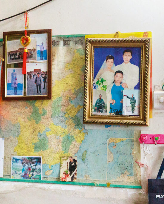  ·2021年2月20日，河南漯河，王焯冉家中墙壁上悬挂的家人合影。